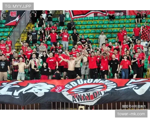 足球巨星同框献技，精彩表现引爆球迷热议